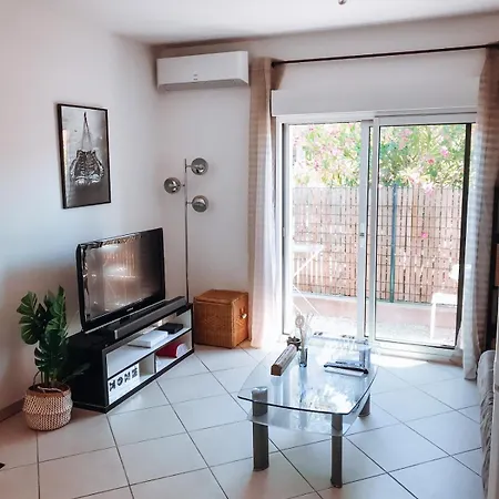2 Steps From Bergerie Beach! הייר
